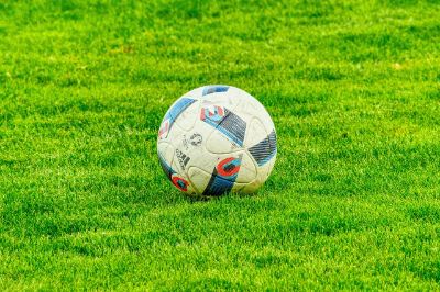 Pallone nel campo di calcio Pallone nel campo di calcio